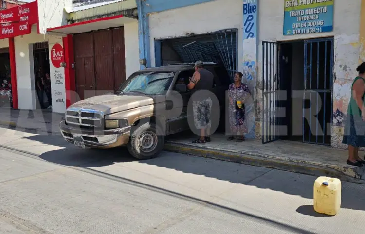 Se estampa en el portón de una vivienda