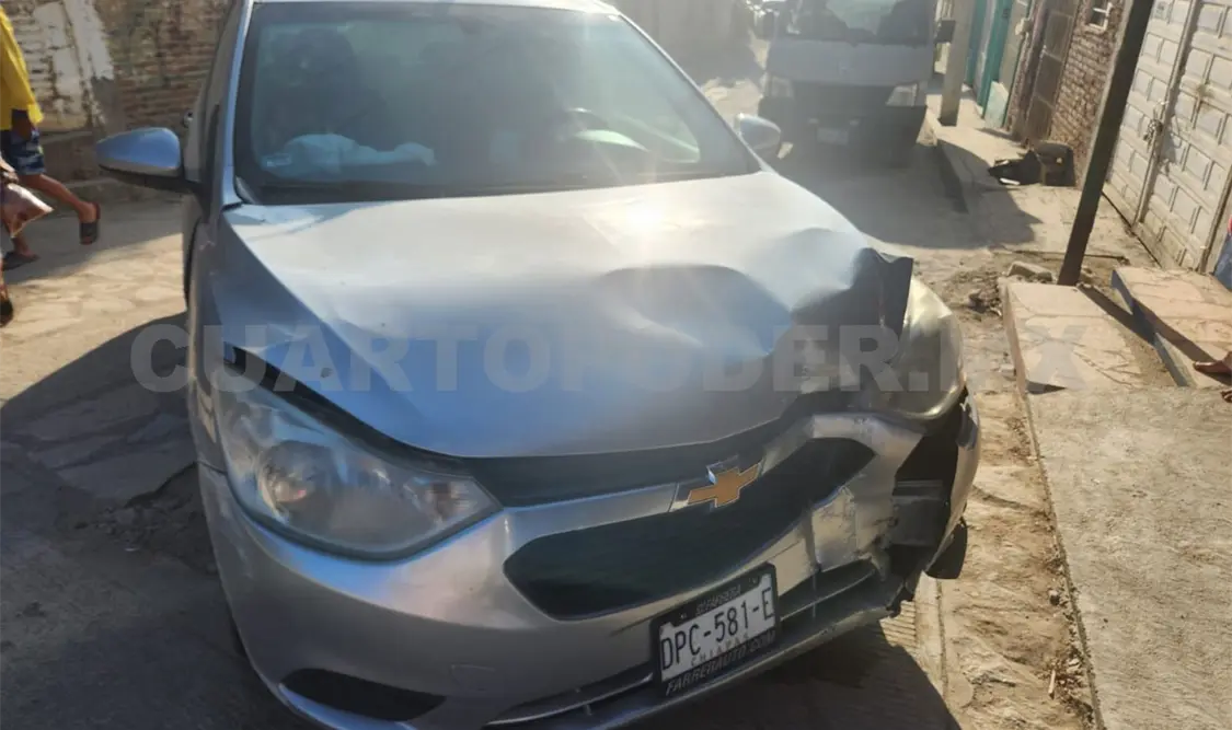 Automóvil se estampa en un poste de concreto