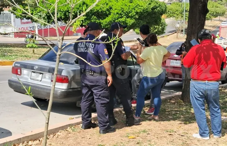 Colisionan tras presunto semaforazo en libramiento