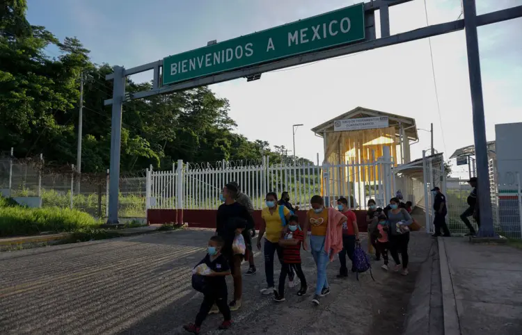 Critican el programa Quédate en México