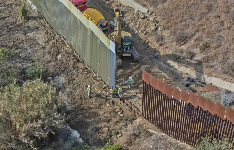 En marcha, construcción del nuevo muro fronterizo