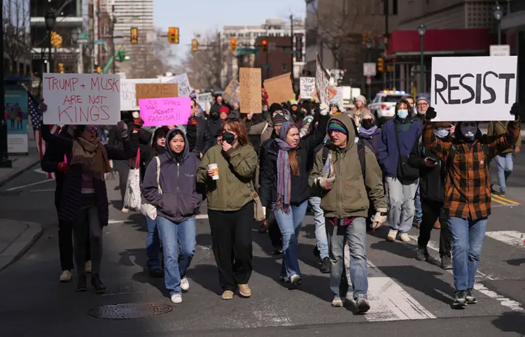 Miles protestan contra políticas de Trump
