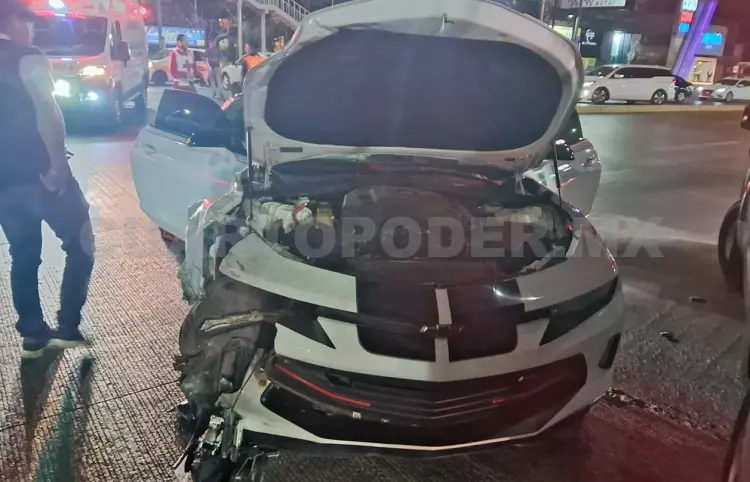 Automóvil deportivo provoca aparatoso accidente