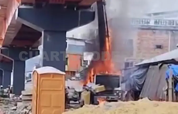 Se incendia maquinaria en construcción de tren