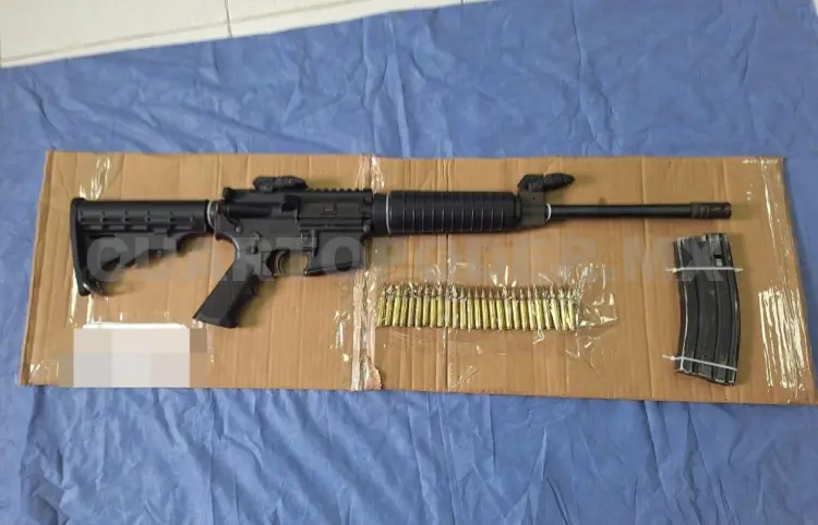 A proceso dos por llevar armas de fuego y drogas