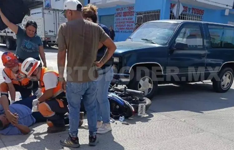 Queda herido al impactar contra una camioneta