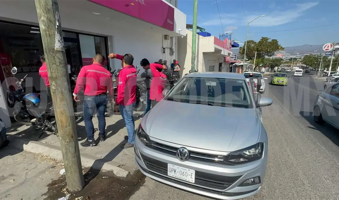 Se le olvida poner el freno a su auto y colisiona