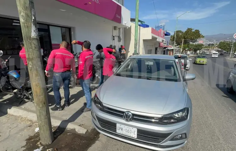 Se le olvida poner el freno a su auto y colisiona