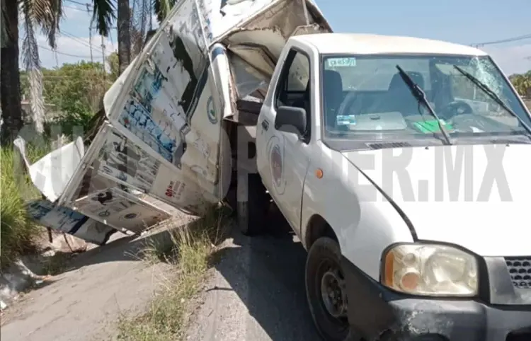 Explota una llanta y provoca volcadura de camioneta