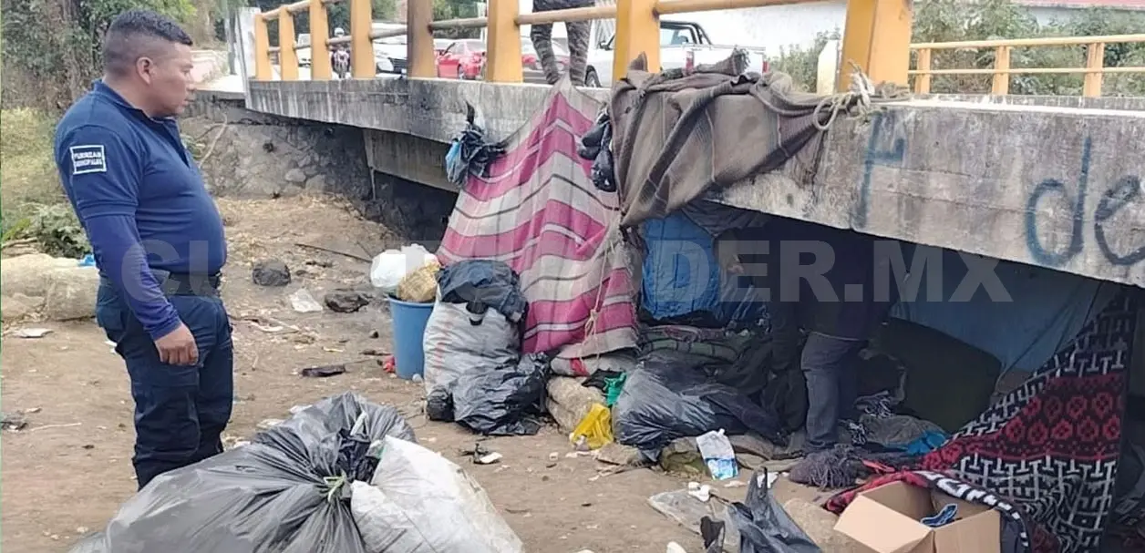 Retiran a migrantes que vivían debajo de un puente