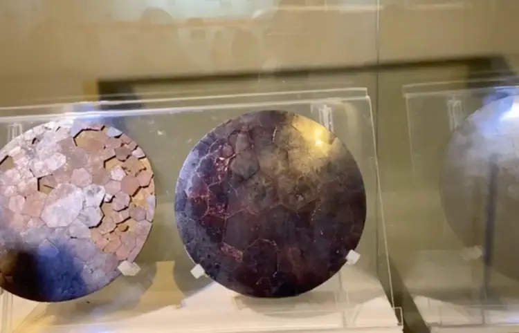 Exponen espejos de pirita en museo
