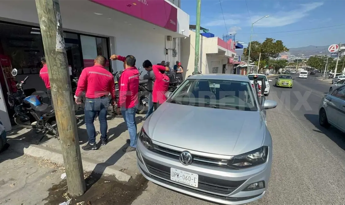 Se le olvida poner el freno a su auto y colisiona
