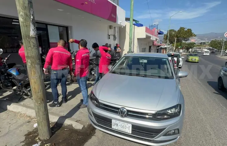 Se le olvida poner el freno a su auto y colisiona