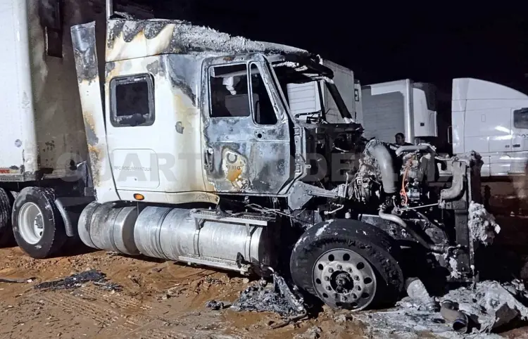 Arde cabezal de tráiler; fue pérdida total