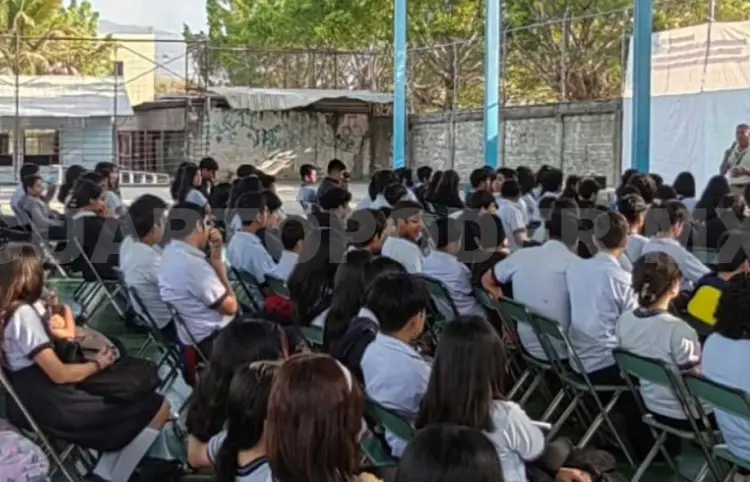 Imparten pláticas de prevención a adolescentes