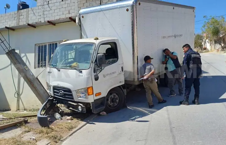 Se estrella unidad de carga contra un poste de concreto