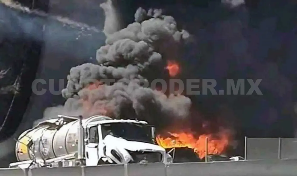 Explota pipa tras carambola en autopista a CDMX