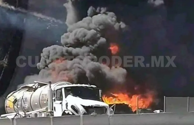 Explota pipa tras carambola en autopista a CDMX