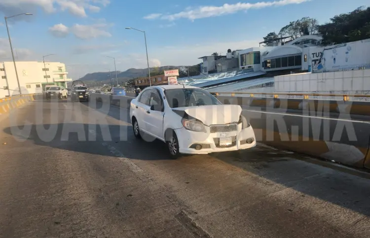 Chocan por alcance al evitar ambulancia averiada