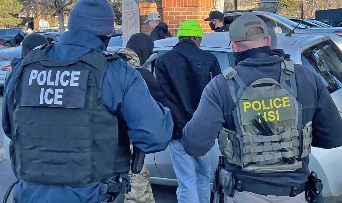 ICE tiene que cumplir con una cuota diaria: arrestar a mil 400 migrantes. Cortesía