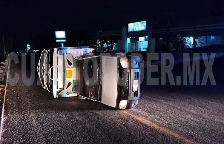 Abandonan una camioneta volcada en carretera