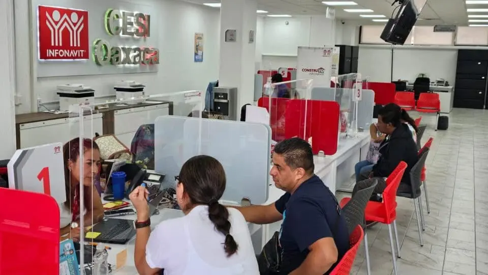 Hay muchos coyotes metidos en el Infonavit engañando a los derechohabientes, alerto el titular del instituto. Cortesía