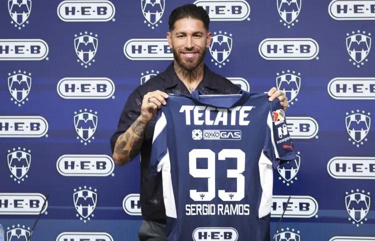 Sergio Ramos es presentado con el Monterrey