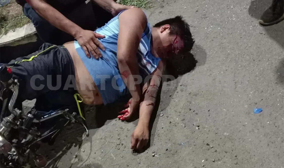 Se estampan contra una camioneta; dos lesionados