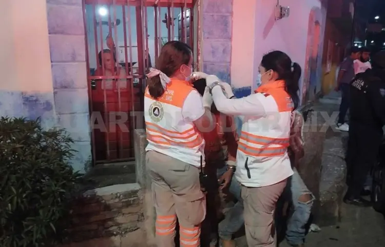 Moto se impacta en auto aparcado