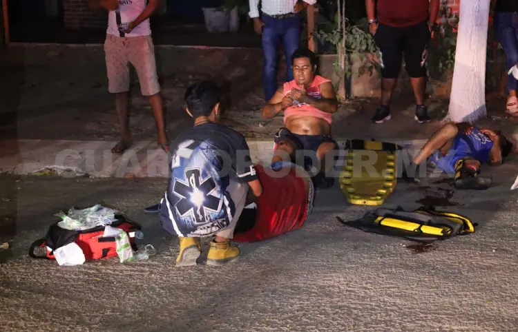 Automóvil "fantasma" embiste a tres motoristas