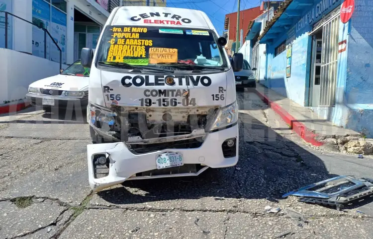 Daños materiales en choque de camioneta y colectivo
