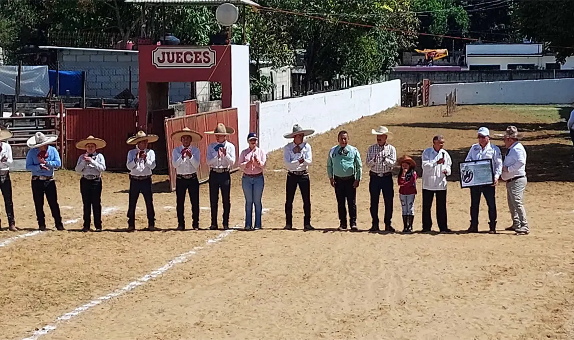 Charros y familiares de Uriel Lara, reunidos en su memoria antes del arranque de la charreada. Cortesía