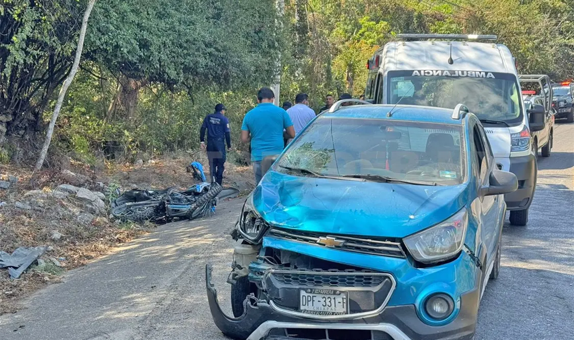 Se estampa contra un auto al invadir carril