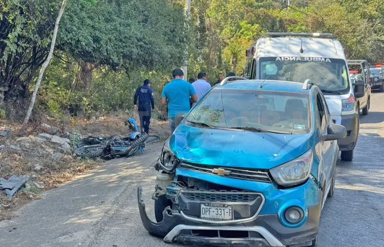 Se estampa contra un auto al invadir carril