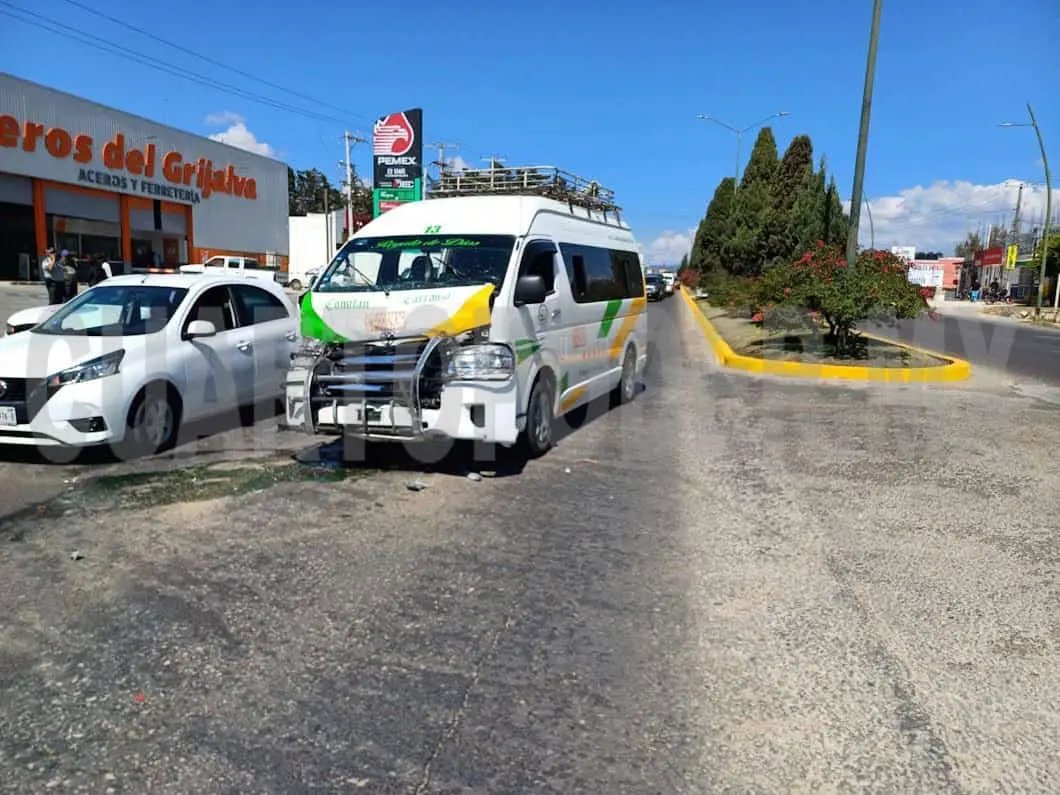 Camioneta se atraviesa y combi la impacta