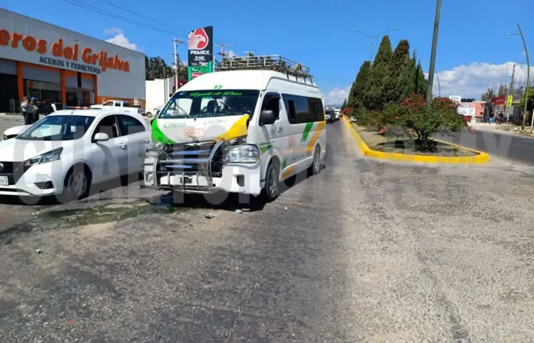Camioneta se atraviesa y combi la impacta