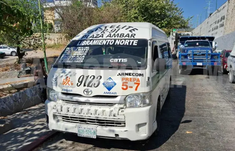 Se le van los frenos y se estrella contra combi de pasaje