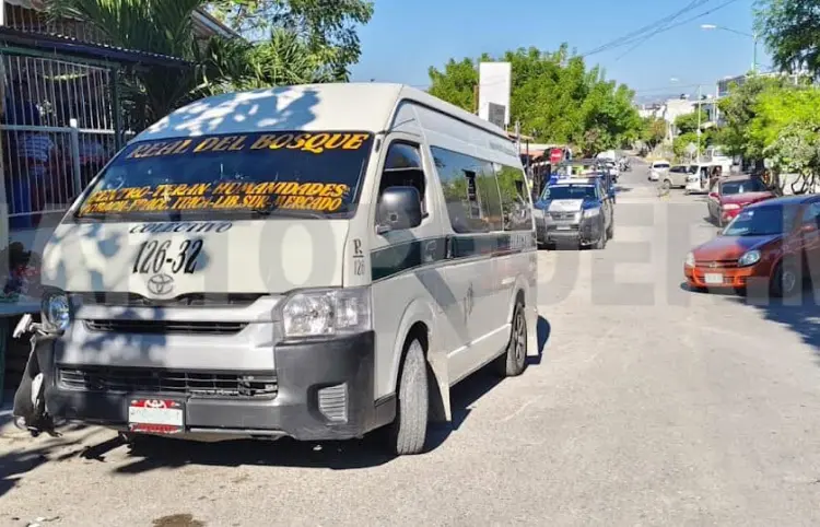 Colectivo y Chevy protagonizan percance