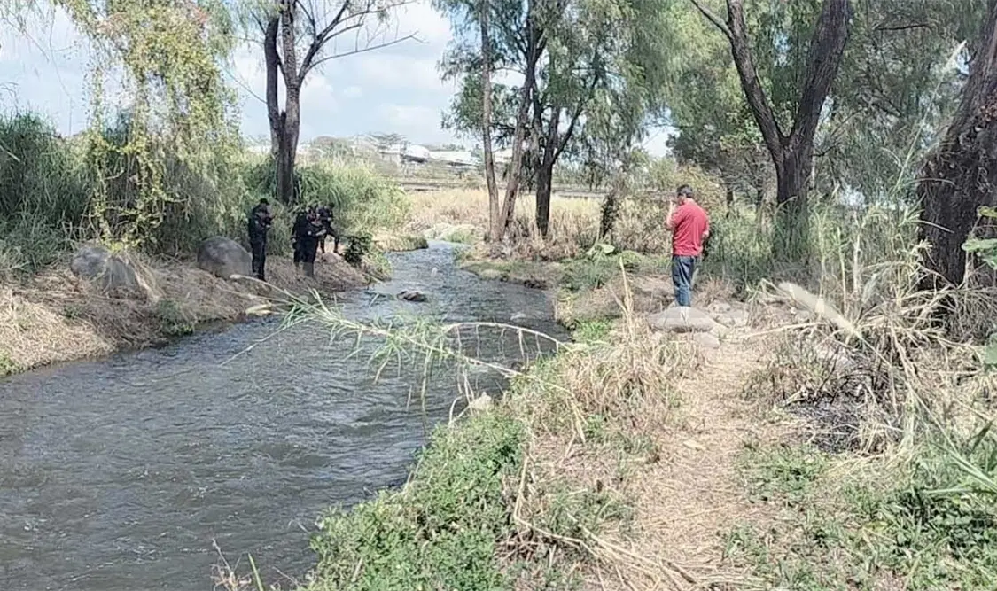Encuentran a sujeto flotando en el río