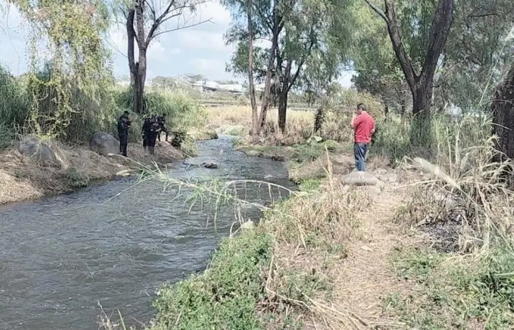 Encuentran a sujeto flotando en el río