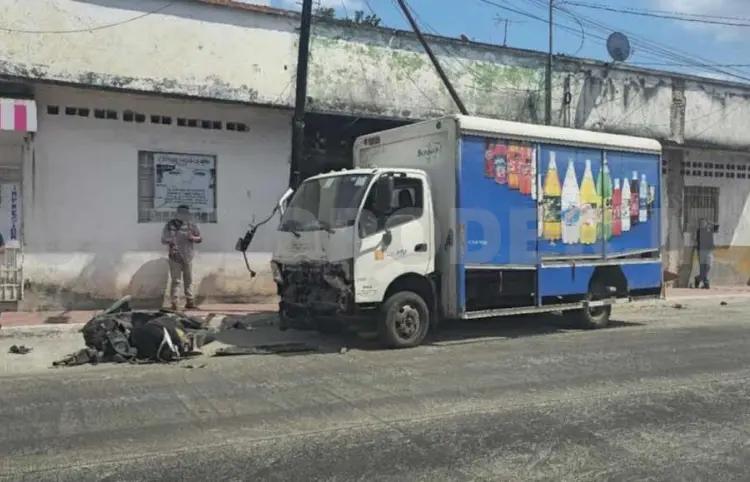 Por una falla, un camión se lleva todo