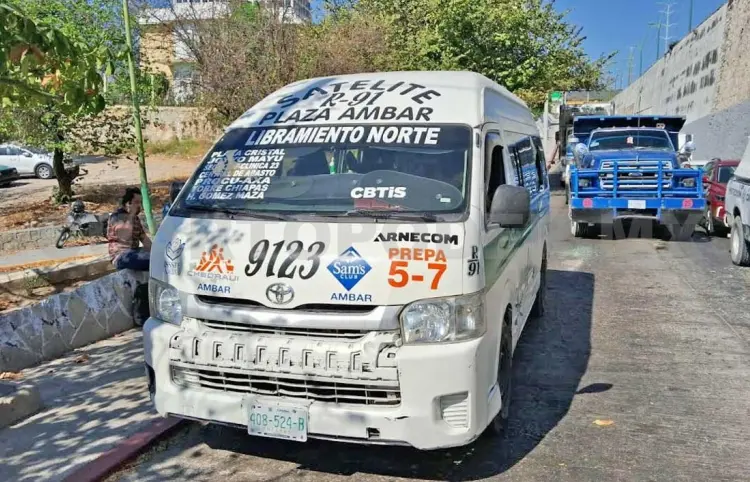 Se le van los frenos y se estrella contra combi de pasaje