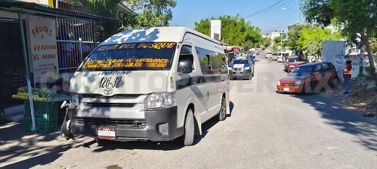 Colectivo y Chevy protagonizan percance