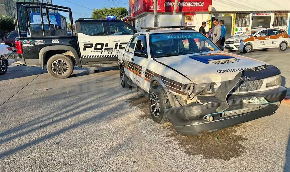 Patrulla se estampa contra  taxi en cruce de calles