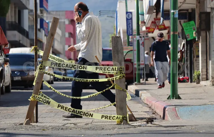 ¡Cuidado con registro de cables dañado!