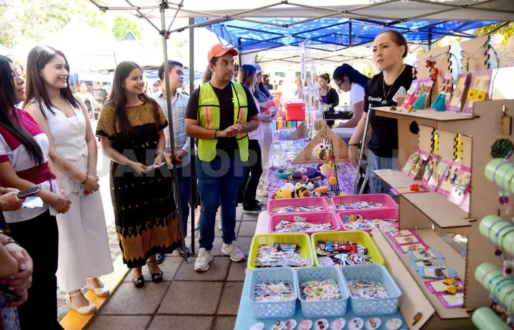 Unach e Injuve organizan bazar