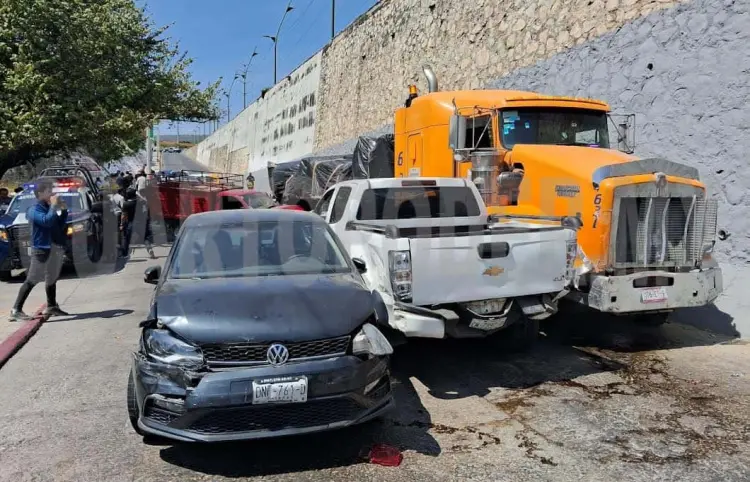 Tráiler se lleva 12 coches; hubo 17 heridos