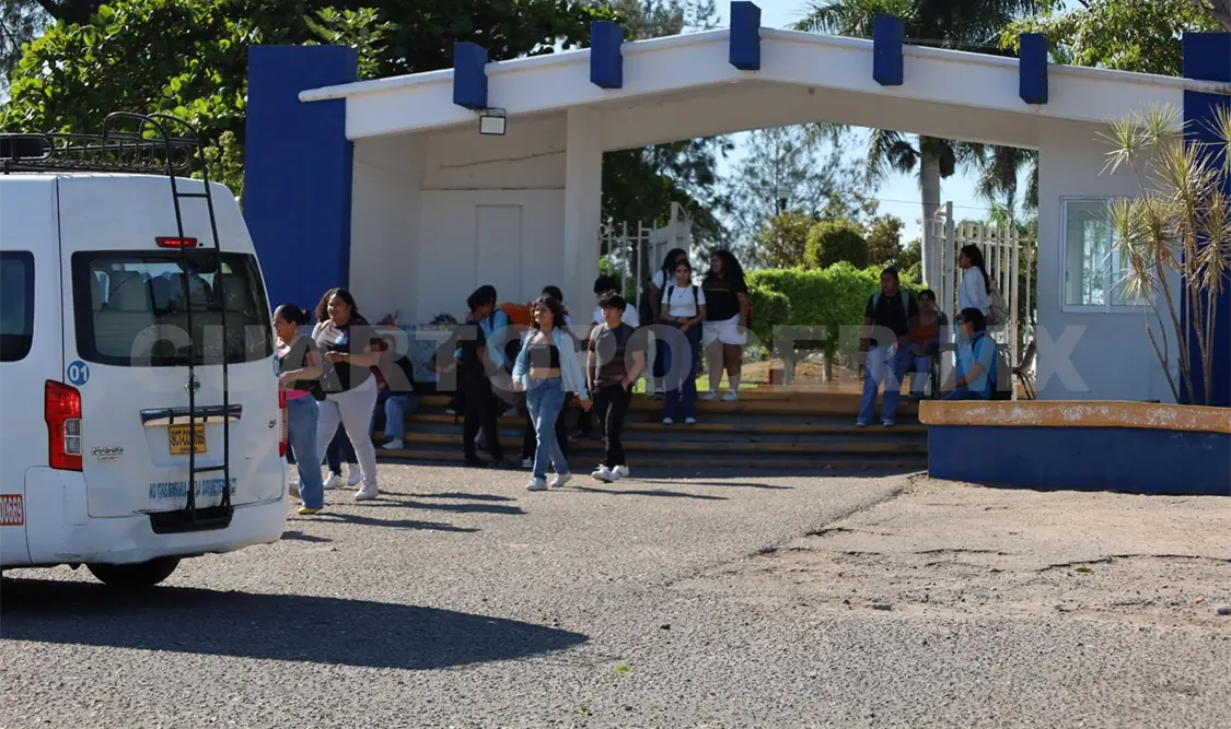 Por intenso incendio evacuan a estudiantes