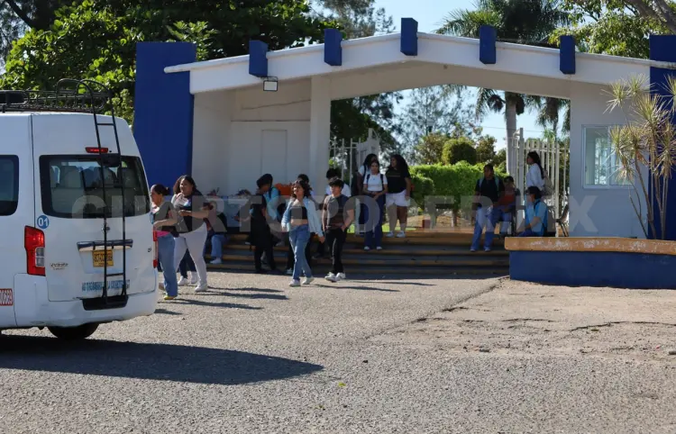 Por intenso incendio evacuan a estudiantes