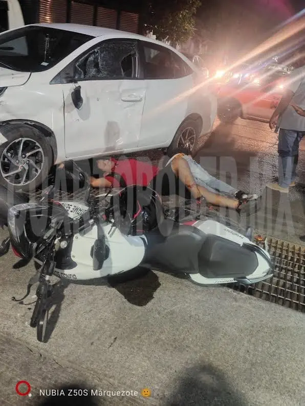 Motociclistas se atraviesan y los embisten